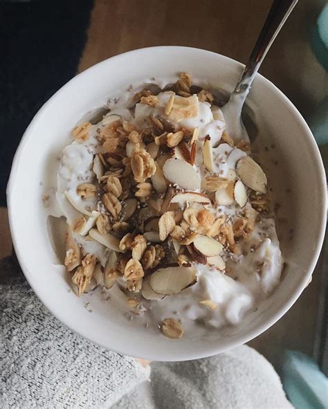 Yogi Bowls This One Includes Vanilla Greek Yogurt Sliced Bananas Kindsnacks Granola