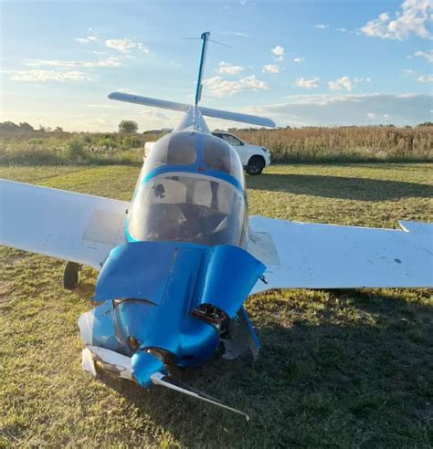 Cay A Tierra Una Avioneta A Metros De La Pista De Aterrizaje La Voz