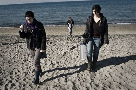 Trova L Intruso Raccolta Dei Reperti Nelle Spiagge Colpite Dalla