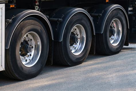 Steer Tires Vs Drive Tires For Semi Trucks Bozz Towing