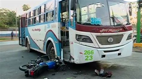 Motociclista Con Graves Lesiones Tras Chocar Contra Un Bus De