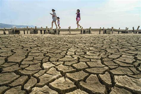 english news 英语新闻 Drought shrinks China s biggest freshwater lake to 10