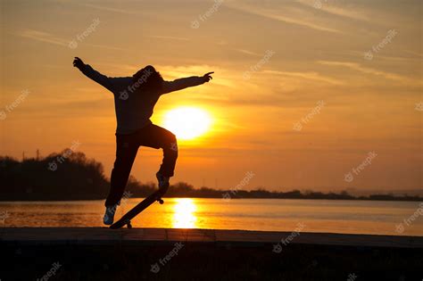 Premium Photo | Silhouette of person jumping at sunset