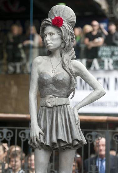 Develan Estatua De Amy Winehouse En Londres El D A De Su Cumplea Os