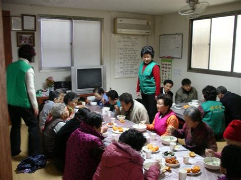 부울경뉴스 부산진구범천1동새마을부녀회 경로당 어르신 떡국 봉사 부울경뉴스