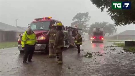 L Uragano John Colpisce Acapulco Il Momento In Cui Una Frana Fa