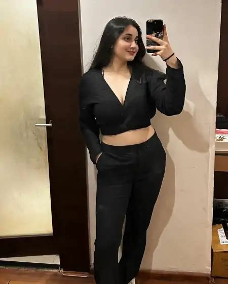 Revathi Pillai Top Hot Pics And Photo