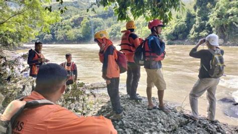 Tim Sar Dan Warga Terus Melakukan Pencarian Terhadap Rudi Yang Hanyut