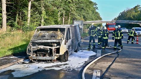 Brand In Stuttgart West Ford Steht In Flammen Fahrer Rettet Sich Aus