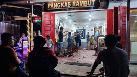 Warga Manado Sulawesi Utara Ramai Gunting Rambut Jelang Natal Tukang