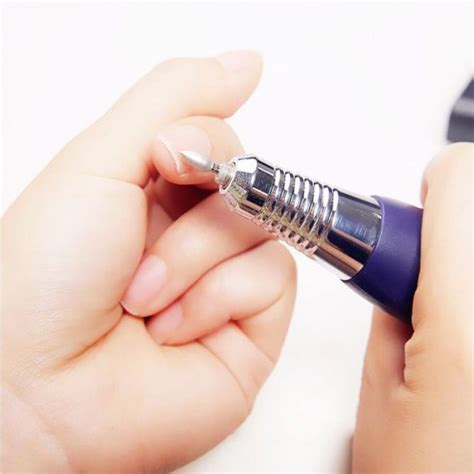 Как делать аппаратный маникюр в домашних условиях: инструкция для ...