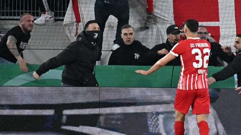 RB Leipzig im DFB Pokal Finale Freiburg Fans stürmen Innenraum