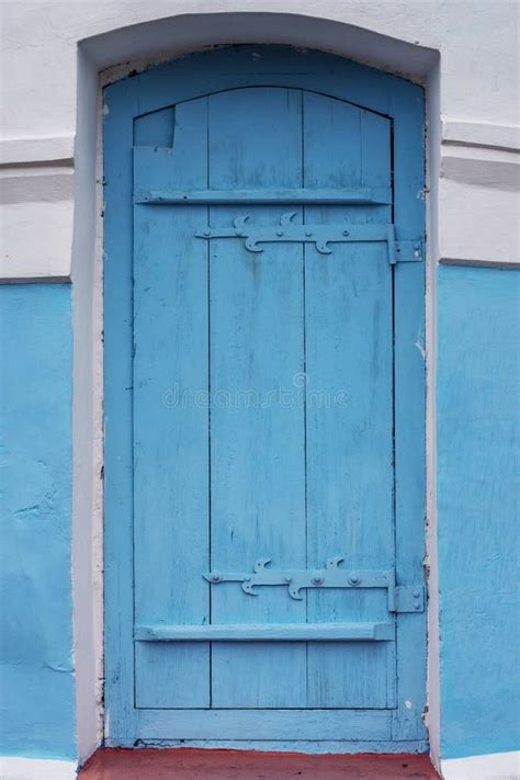 Porta De Madeira Azul Do Vintage A Fachada Branca E Azul Da Casa