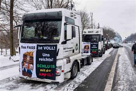 Unf Lle Traktor Kommt Von Fahrbahn Ab J Hriger Stirbt Stern De