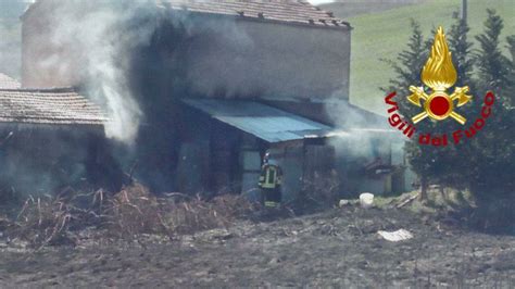 Incendio A Pignola Vigili Del Fuoco Domano Le Fiamme In Un Casolare