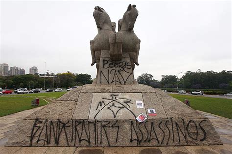 Monumento S Bandeiras Amanhece Pichado Em S O Paulo