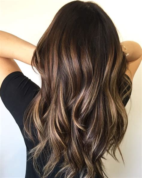 Balayage Miel Sur Cheveux Châtain Foncé Idées Pour Sinspirer