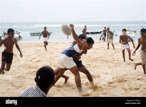 Junge Sri Lanka Plaing Fußball Am Strand Stockfotografie Alamy