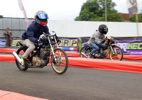 Piala Bupati Tegal Drag Bike Pemula Dahsyat Satu Unit Motor