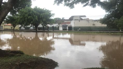 Fortes chuvas causam transtornos em Lauro de Freitas no último dia do