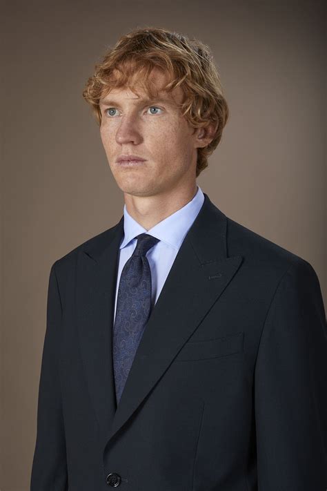 Costume homme à simple boutonnage en tissu uni coupe classique