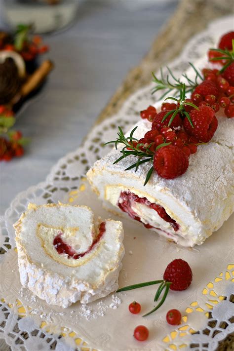 Rotolo Di Meringa Con Mascarpone E Frutti Di Bosco Dolci Da Sogno