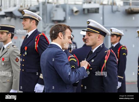 Le Pr Sident Fran Ais Emmanuel Macron D Core Les Soldats Du Pont Du