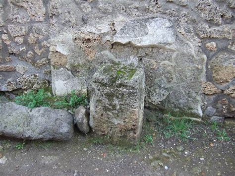 Pompeii December 2005 Street Altar West Of I 14 8 On Vicolo Dei