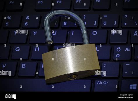 Close Up De Un Candado Desbloqueado En Un Teclado De Ordenador Con