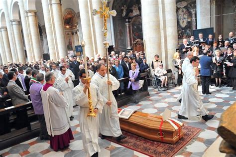 L Ultimo Saluto In Duomo Al Cardinale Saldarini La Repubblica