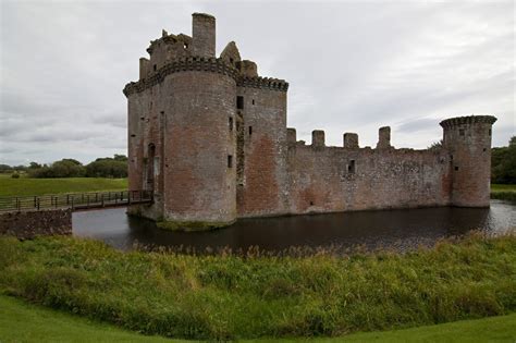 Caerlaverock Castle | neOnbubble