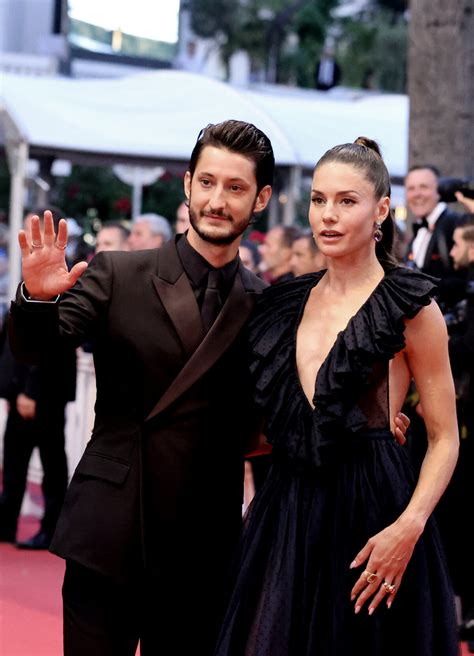 Photo Pierre Niney Et Sa Femme Natasha Andrews Mont E Des Marches