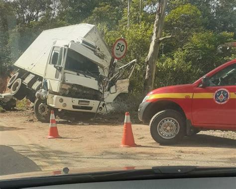 Ouro Preto acidente envolve caminhão e carro perto do trevo de Santa