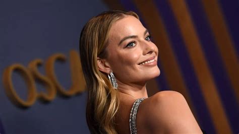 El Vestido Halter De Margot Robbie Que Demuestra Que El Cut Out Es La