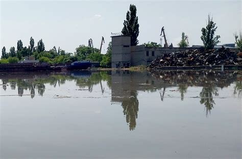 Ukraine S Kakhovka Dam Explosion Released Tons Of Oil Into River