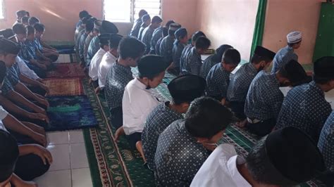 Membangun Karakter Dan Mental Siswa Dengan Program Salat Dhuha