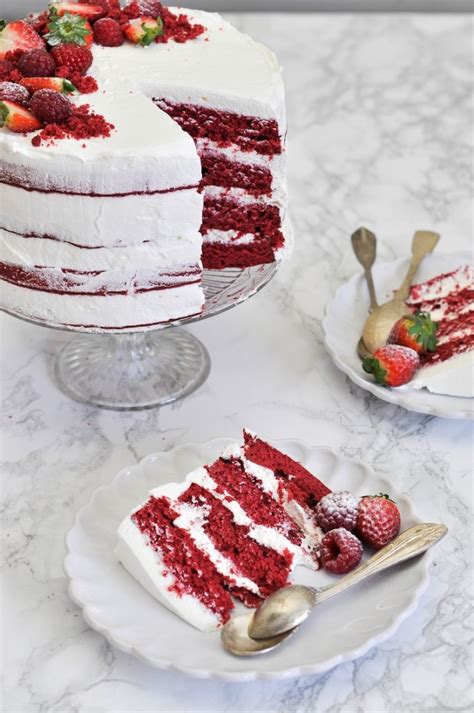 Tarta Red Velvet Con Frutos Rojo Y Glaseado De Queso