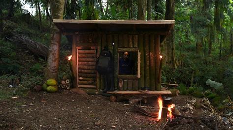 Berkemah Di Hutan Membangun Shelter Di Hutan Dekat Mata Air Jernih