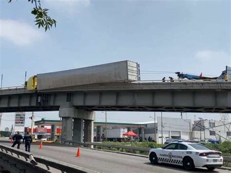 ¡imprudente Tráiler Volcado Y A Punto De Caer Desde Incorporación Del Circuito Exterior Mexiquense