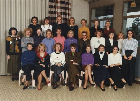 Photo de classe Terminale esthétique de 1989 Lycée Professionnel