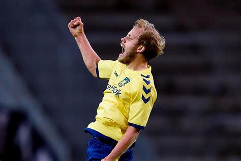 Norwich City complete signing of former Celtic striker Teemu Pukki on ...