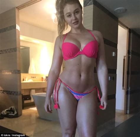 Iskra Lawrence Flaunts Figure In Unretouched Bikini Post Daily Mail