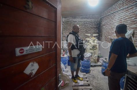 PENGGEREBEKAN RUMAH TERDUGA PABRIK NARKOBA ANTARA Foto