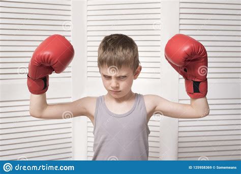 Muchacho Enojado En Guantes De Boxeo Rojos Imagen De Archivo Imagen