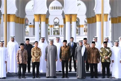 Inilah Fakta Unik Masjid Raya Sheikh Zayed Mirip Grand Mosque Di Abu