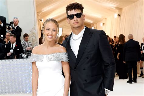 Patrick Mahomes Honors Wife Brittanys Si Swimsuit Cover With Private