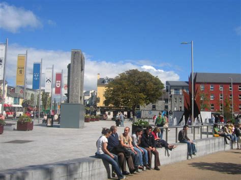 Eyre Square Galway | Shops, Restaurants, Bars & History of Eyre Square