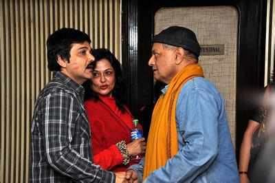 See who kissed Prosenjit at Jaatishwar screening in Kolkata | Bengali ...