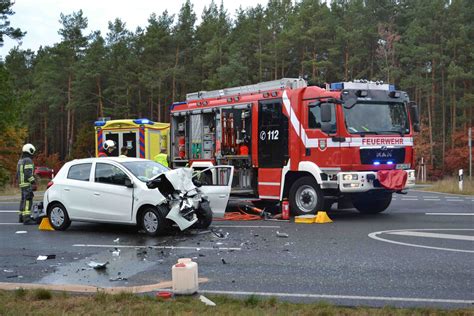 Heftiger Unfall Bei Hoyerswerda Zwei Fahrer Bei Crash Schwer Verletzt