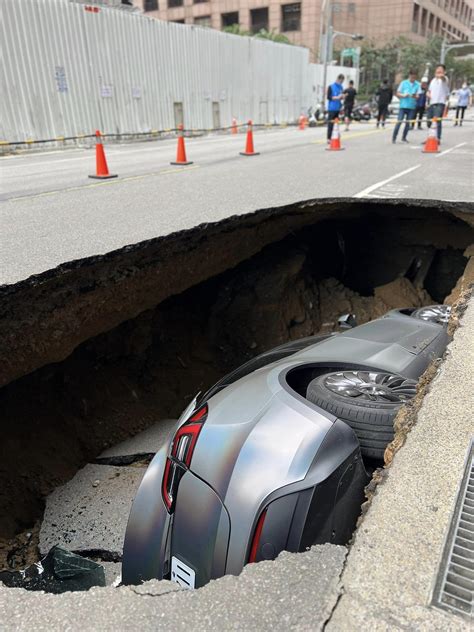 快訊 竹北路面掏空下陷驚見「大天坑」 特斯拉秒落「地下停車場」 中天新聞網